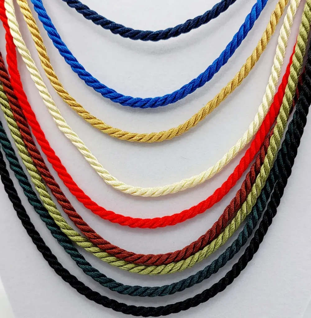 Cordons en polyester de différentes couleurs