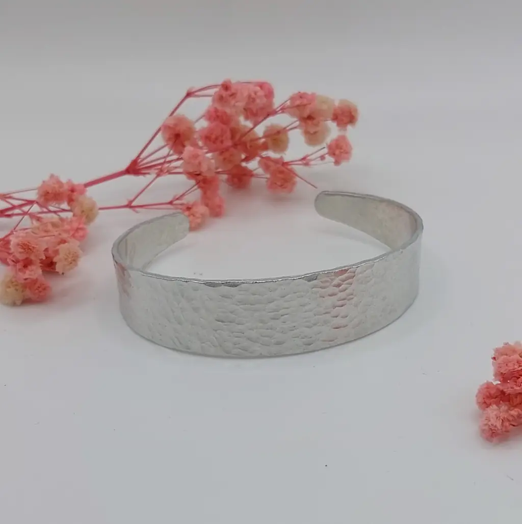 bracelet en aluminium martelé